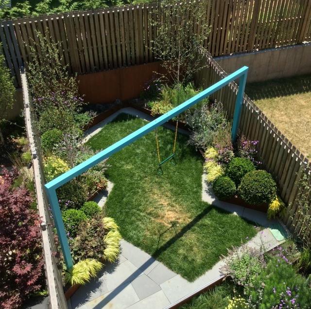 庭院設(shè)計(jì):以不規(guī)則草坪為主題的長(zhǎng)條形別墅洋房花園,很美很實(shí)用